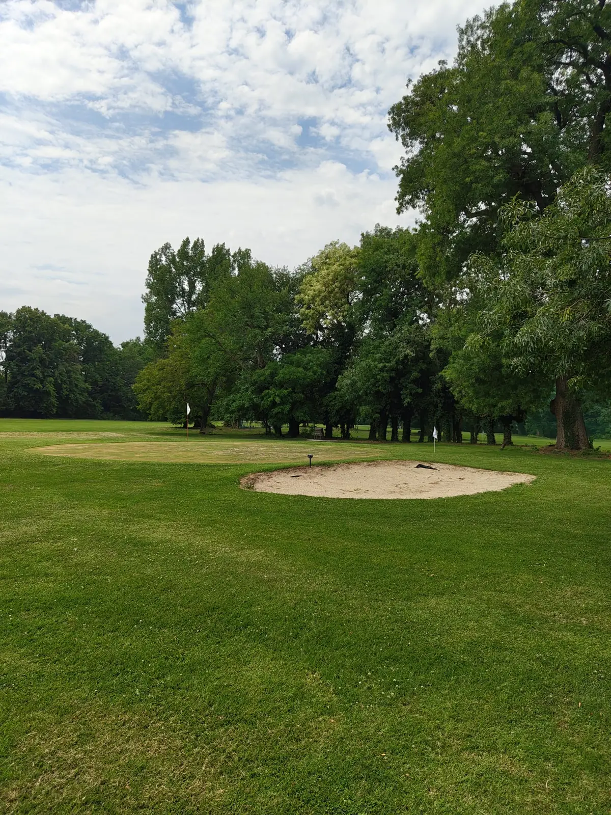 Clubul Diplomaților: fairway-uri largi, dar pline de capcane de golf